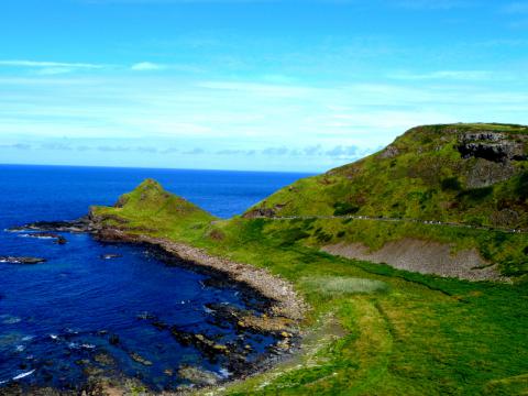 Krásná zátoka před Giant´s Causeway