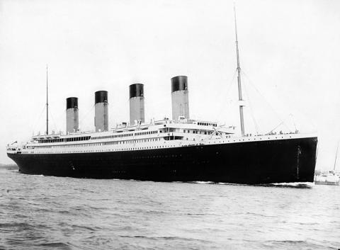 Titanic při vyplutí ze Southamptonu - foto F.G.O. Stuart (public domain)