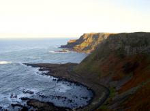 Pohled z útesu na Giant´s Causeway